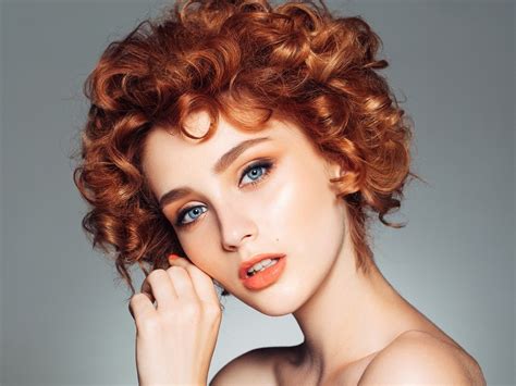 short curly hair oval face|oval face curly hairstyles female.